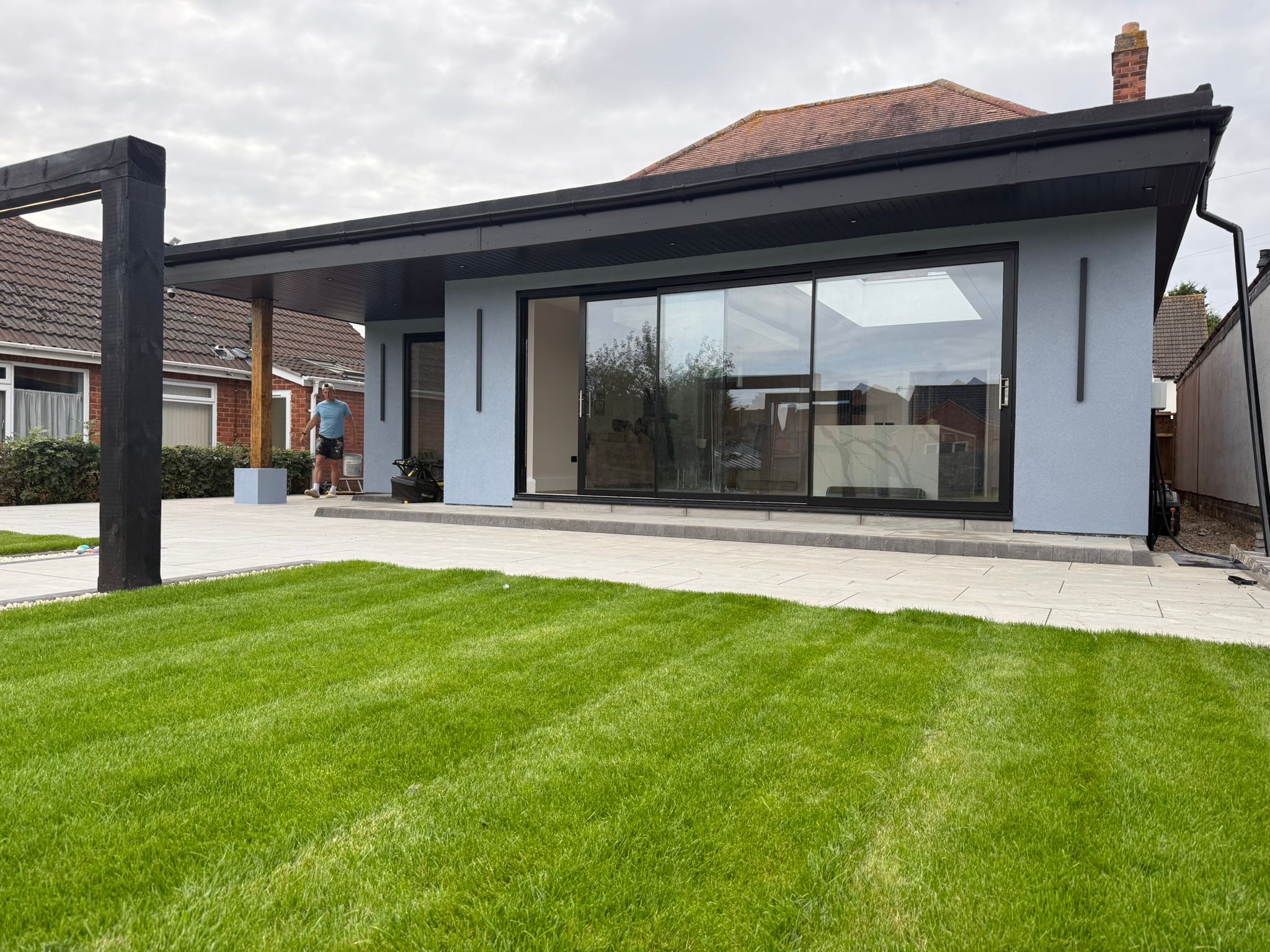 Glazed rear extension opening onto a terrace and garden in Leicester